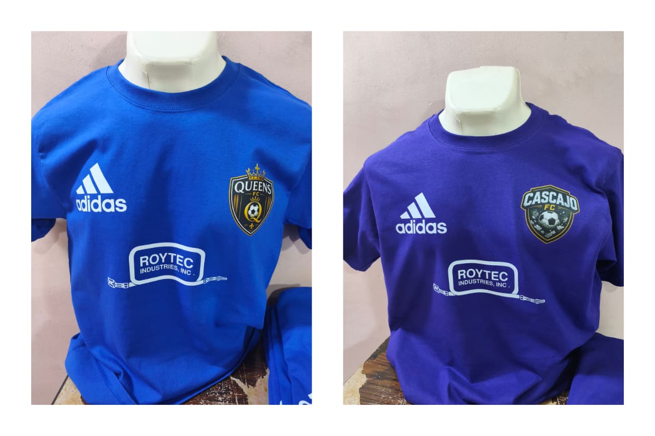 Dos playeras deportivas, una azul rey y otra morada, con escudo de equipo y logotipos de patrocinadores